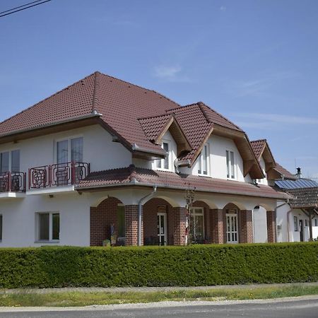 Fonix Apartmanhaz Nagypáli Buitenkant foto