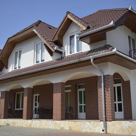 Fonix Apartmanhaz Nagypáli Buitenkant foto