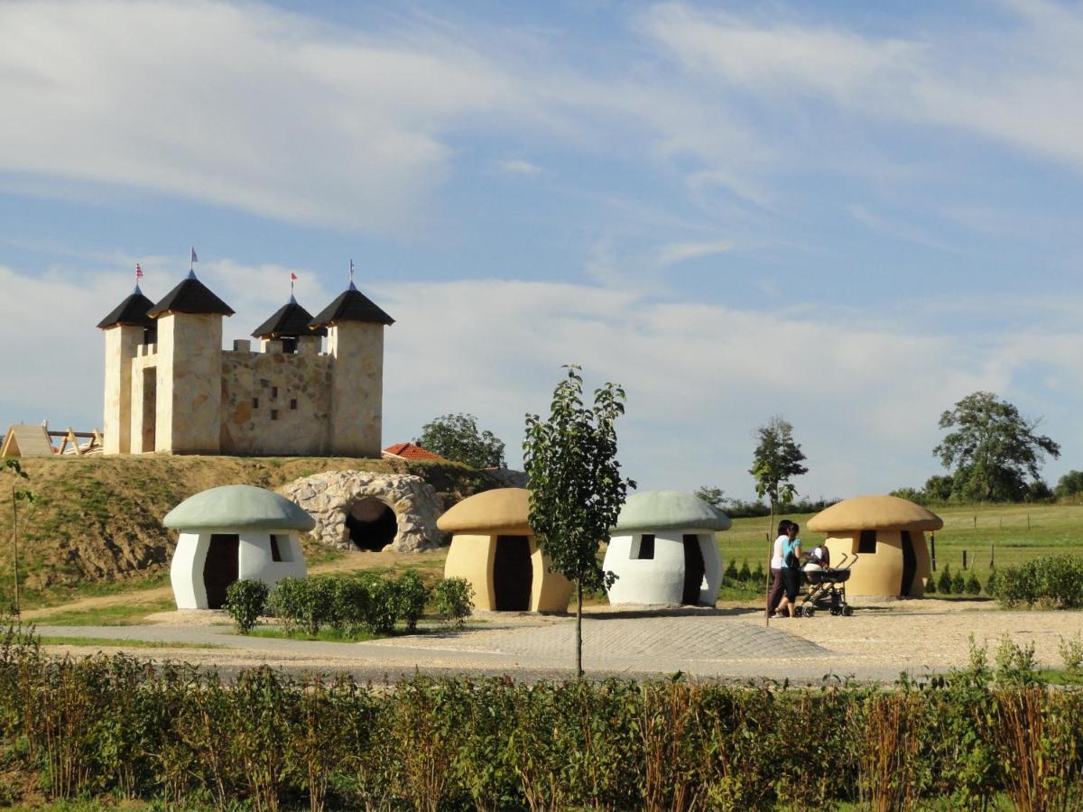 Fonix Apartmanhaz Nagypáli Buitenkant foto